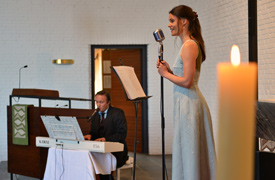 Viola Schnittger singt unter Begleitung am Klavier