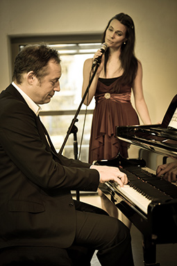 Sängerin Viola Schnittger mit Duett-Partner Sergey Rotach