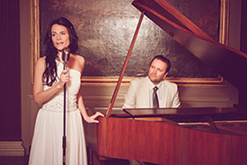 Viola Schnittger singt mit Sergey Rotach am Klavier